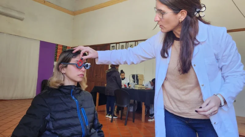 Oftalmóloga de Mirar Mejor prueba graduaciones de lentes a una joven vecina de Concepción De La Sierra.