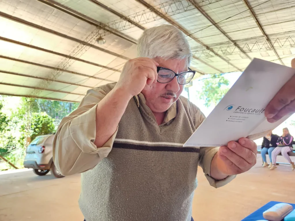 Señor mayor lee un texto de prueba con sus nuevos lentes de Mirar Mejor.