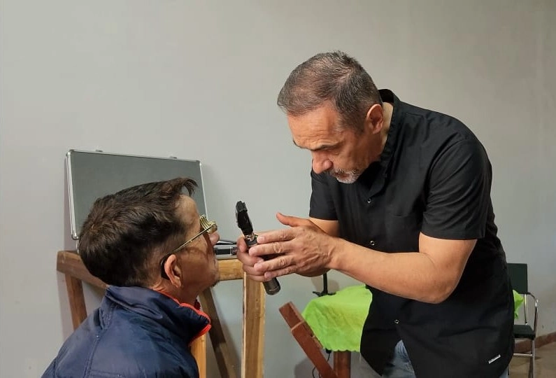 Oftalmólogo revisa los ojos de un joven vecino de Pozo Azul.
