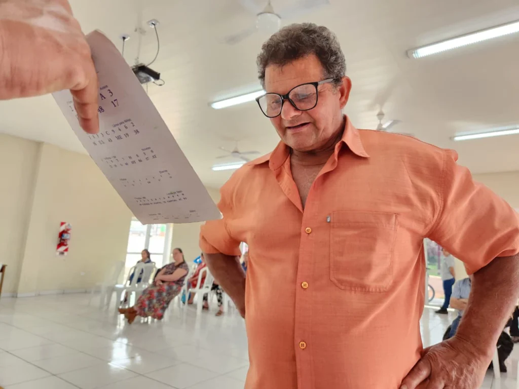 Un vecino lee un texto de prueba con sus nuevos lentes de Mirar Mejor.