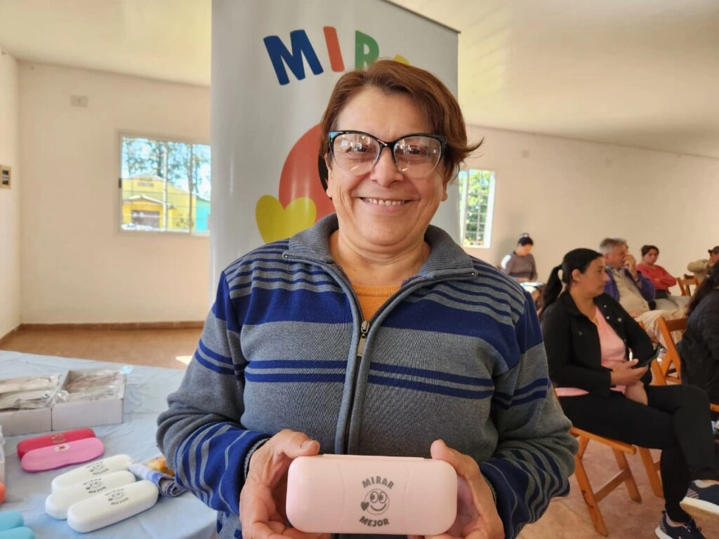 Vecina de Fachinal luce sonriente sus nuevos lentes de Mirar Mejor.