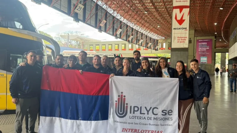 Grupo del IPLyC que participará de las Olimpíadas Interloterías de la AEJO, en la terminal de ómnibus esperando partir.