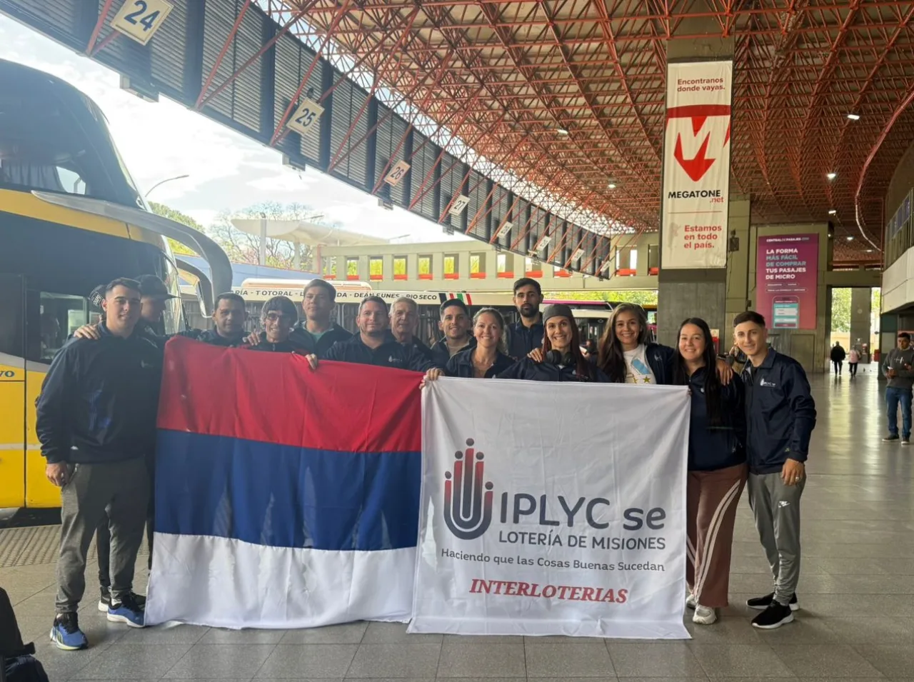 Grupo del IPLyC que participará de las Olimpíadas Interloterías de la AEJO, en la terminal de ómnibus esperando partir.