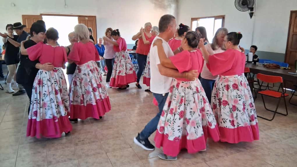Abuelos que participaron del encuentro en pleno baile.