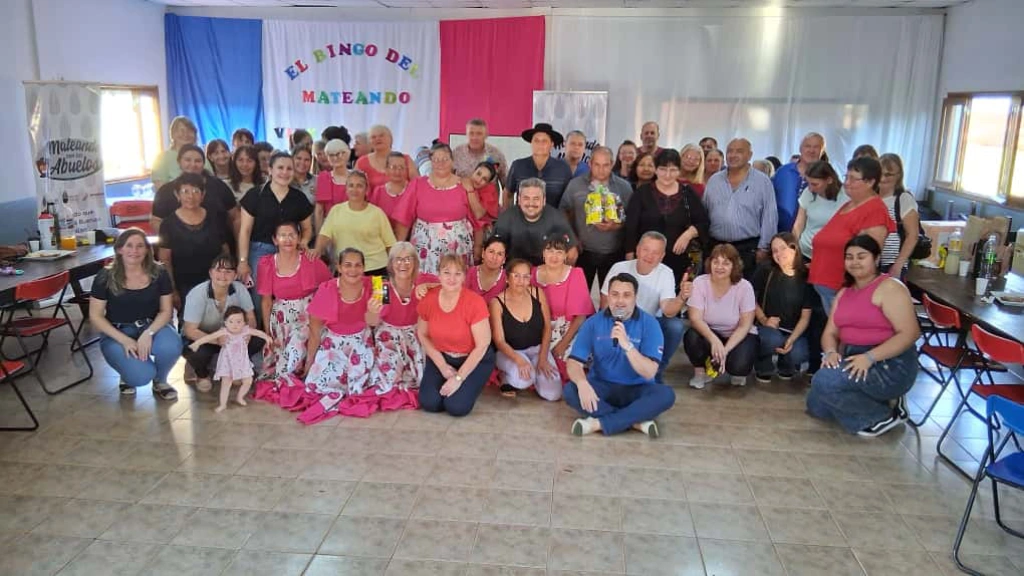 Foto grupal del equipo del Mateando junto a los abuelos durante la jornada de bingo.