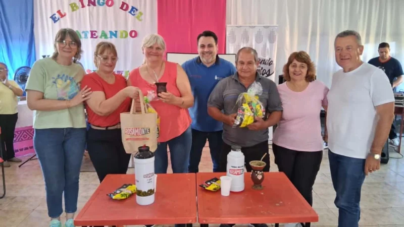 Abuelos con sus premios del Bingo del Mateando.