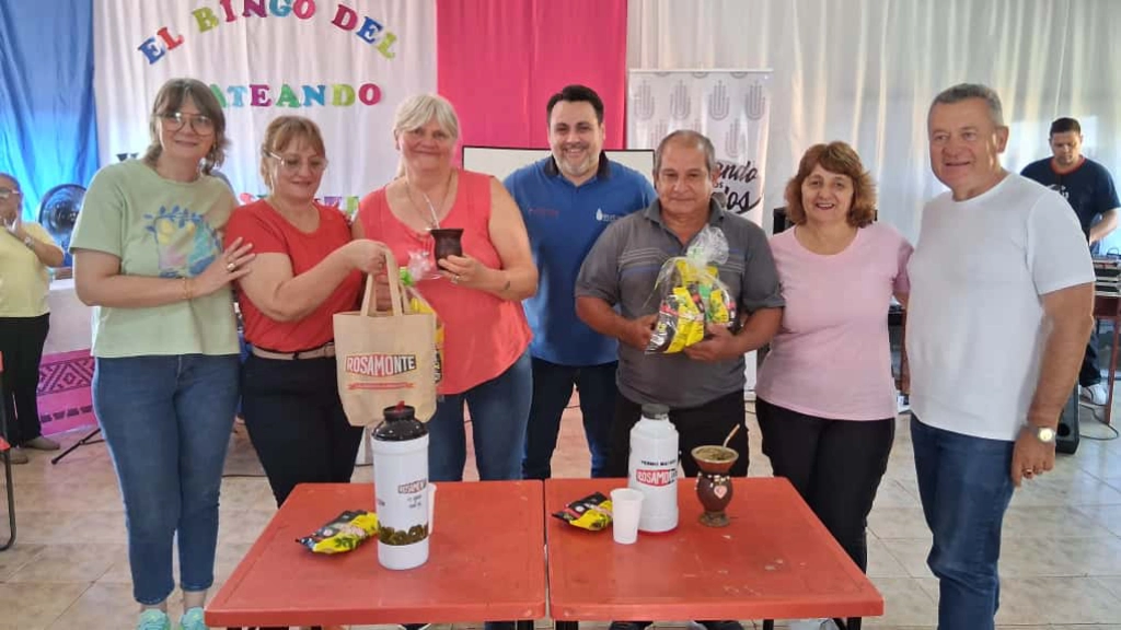 Abuelos con sus premios del Bingo del Mateando.