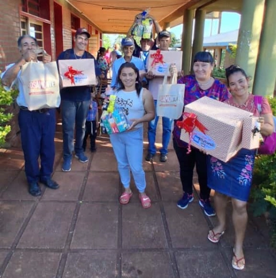 Abuelos de Pueblo Illia felices con sus obsequios.