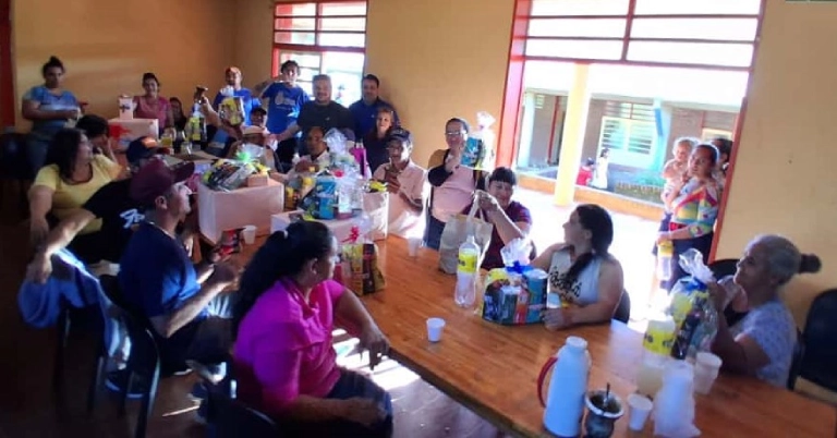 Abuelos de Pueblo Illia felices con sus obsequios junto al equipo del Bingo del Mateando.