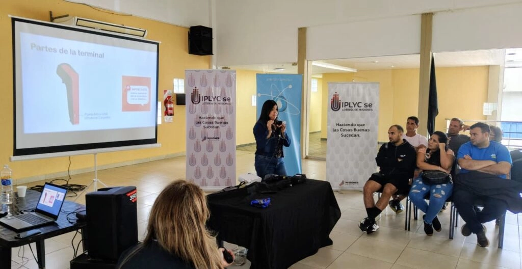 Vendedores durante la capacitación sobre el funcionamiento de los nuevos equipos.