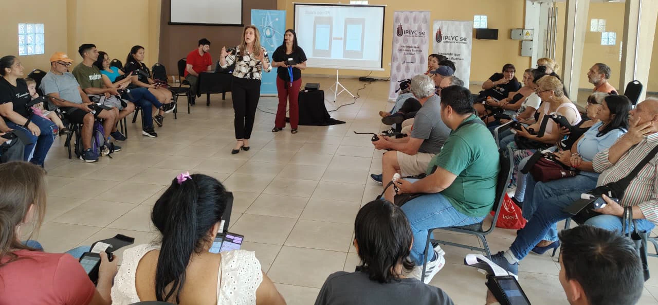 Patricia Barbieri capacita sobre los nuevos equipos a vendedores de la Red de Ventas.