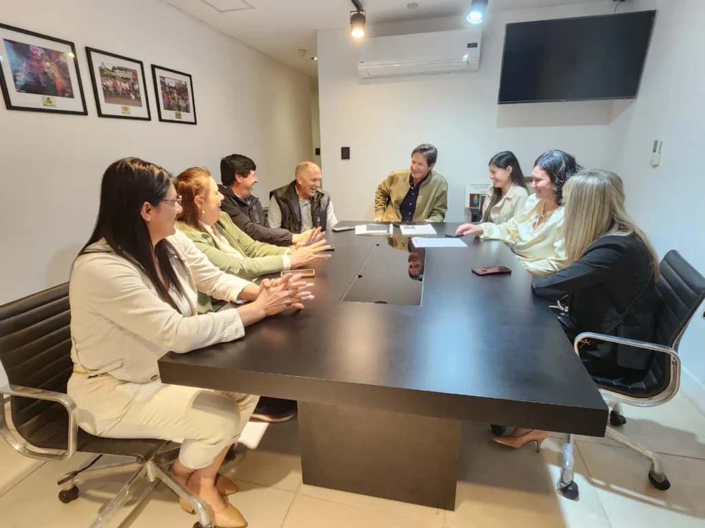 Héctor Decut y representantes del municipio de El Soberbio durante la firma del convenio.