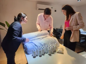 Héctor Decut inspecciona los insumos para producción de guardapolvos entregados a El Soberbio.