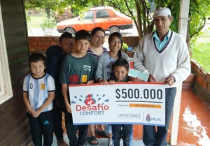 Rosalía junto a su familia sonríen con su cheque. Su objetivo es mejorar la calidad de vida de su familia.