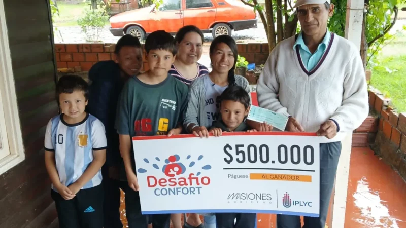 Rosalía junto a su familia sonríen con su cheque. Su objetivo es mejorar la calidad de vida de su familia.