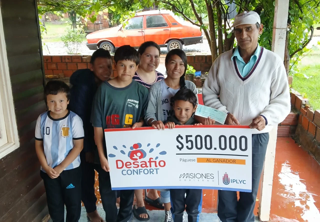 Rosalía junto a su familia sonríen con su cheque. Su objetivo es mejorar la calidad de vida de su familia.