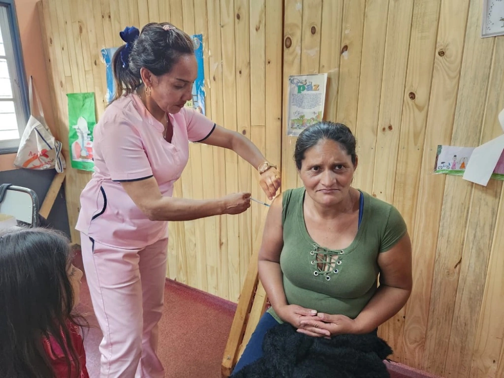 Enfermera aplica vacuna a vecina de General Urquiza durante el operativo.