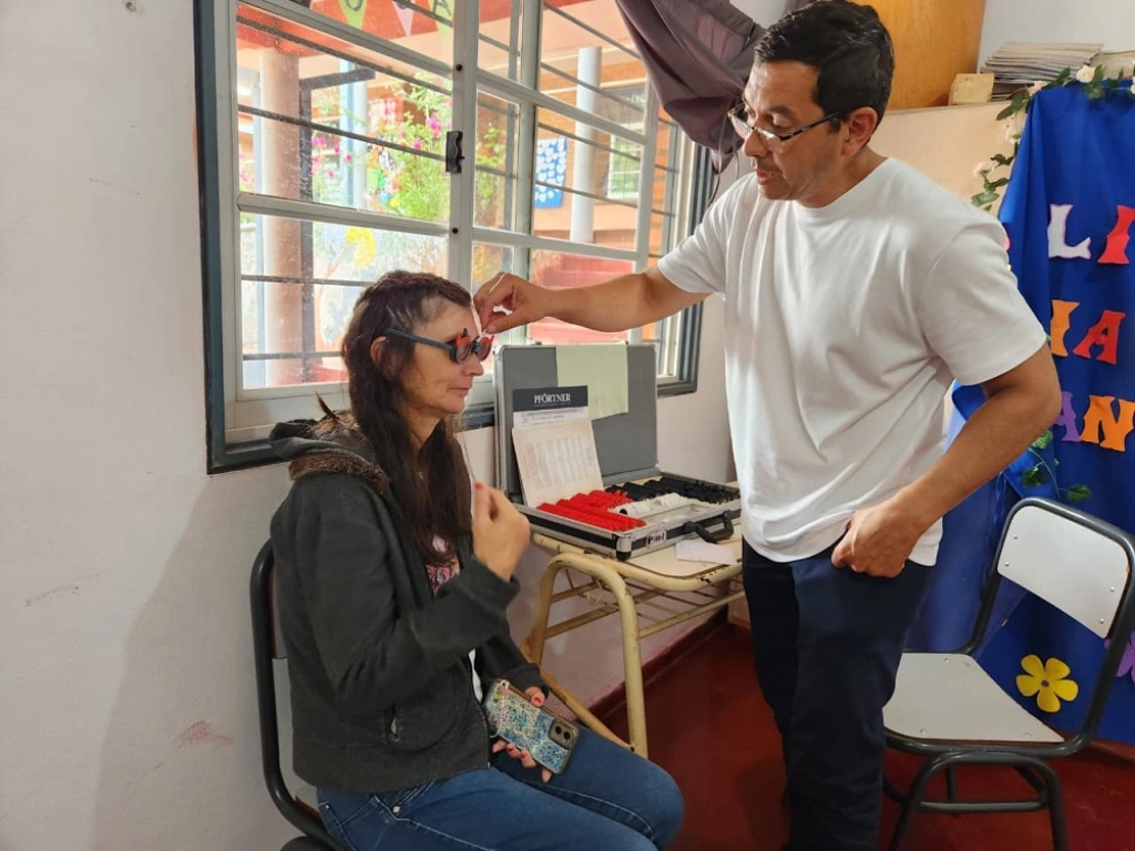 Oftalmólogo prueba lentes graduados a vecina de General Urquiza.