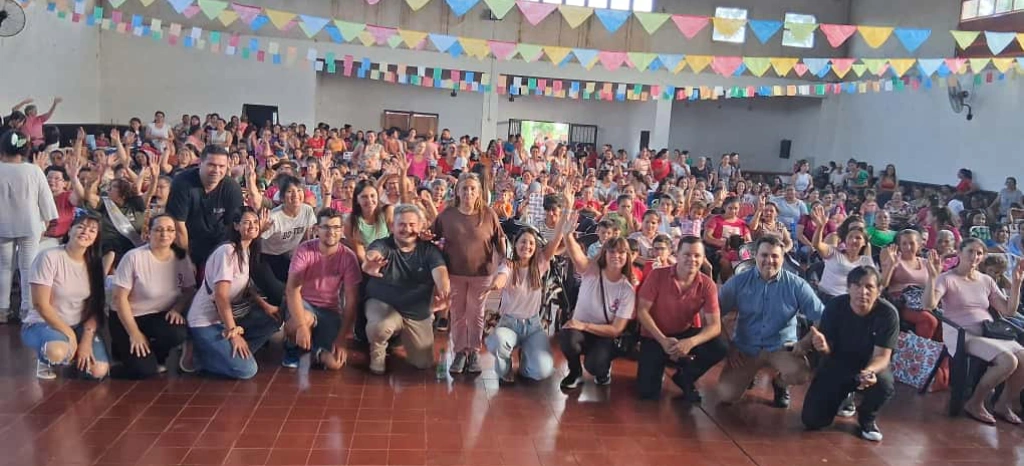 Multitud de público asistente junto al equipo de IPLyC Social.