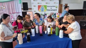Grupo de mujeres compiten en el concurso de preparación de mate. Festival de las madres - Itacaruaré.