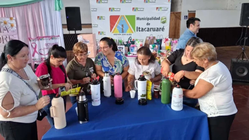 Grupo de mujeres compiten en el concurso de preparación de mate. Festival de las madres - Itacaruaré.