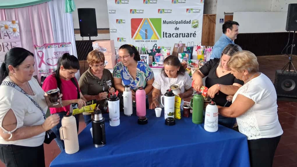 Grupo de mujeres compiten en el concurso de preparación de mate. Festival de las madres - Itacaruaré.