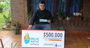 Eduardo con su cheque del Inclusivo. El dinero lo usará para sesiones de kinesiología.