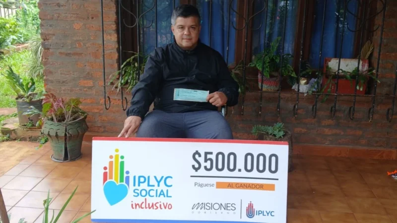 Eduardo con su cheque del Inclusivo. El dinero lo usará para sesiones de kinesiología.
