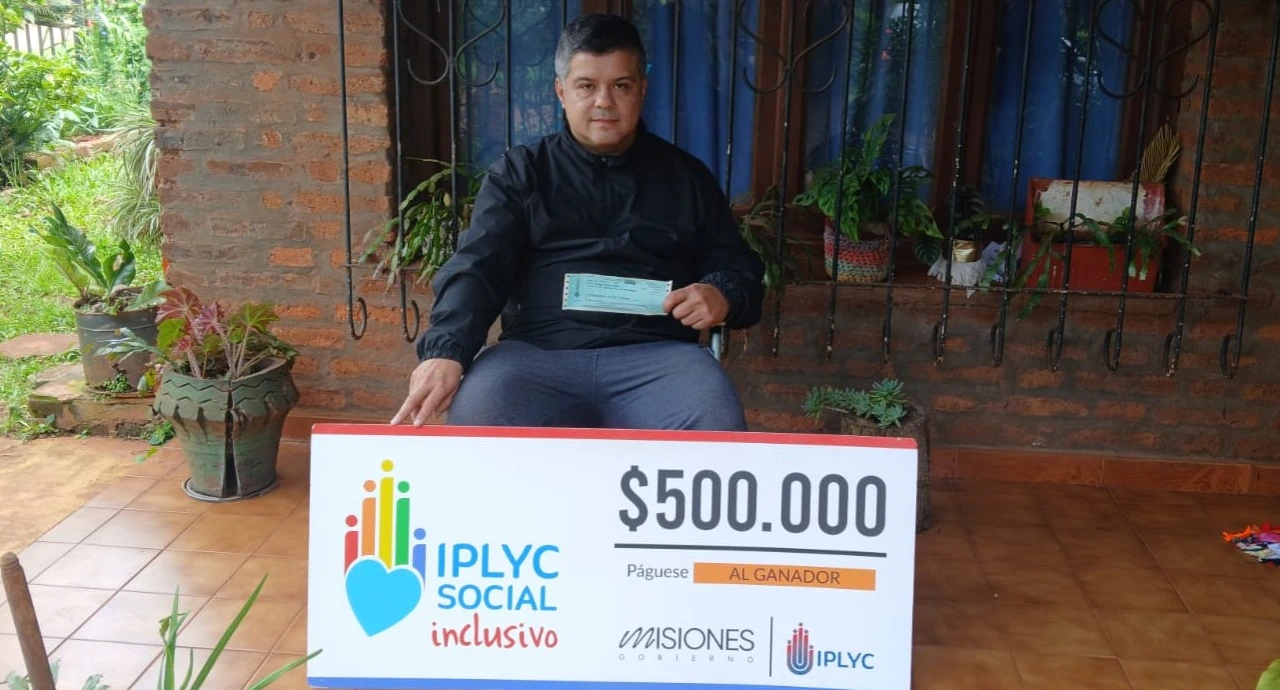 Eduardo con su cheque del Inclusivo. El dinero lo usará para sesiones de kinesiología.