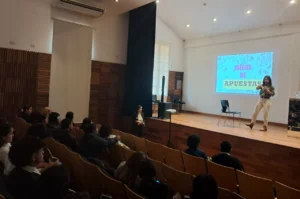 Isabel Zilveti, de Juego Responsable, expone frente a los alumnos durante el coloquio sobre ciudades productivas.