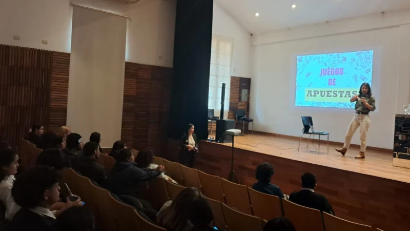 Isabel Zilveti, de Juego Responsable, expone frente a los alumnos durante el coloquio sobre ciudades productivas.