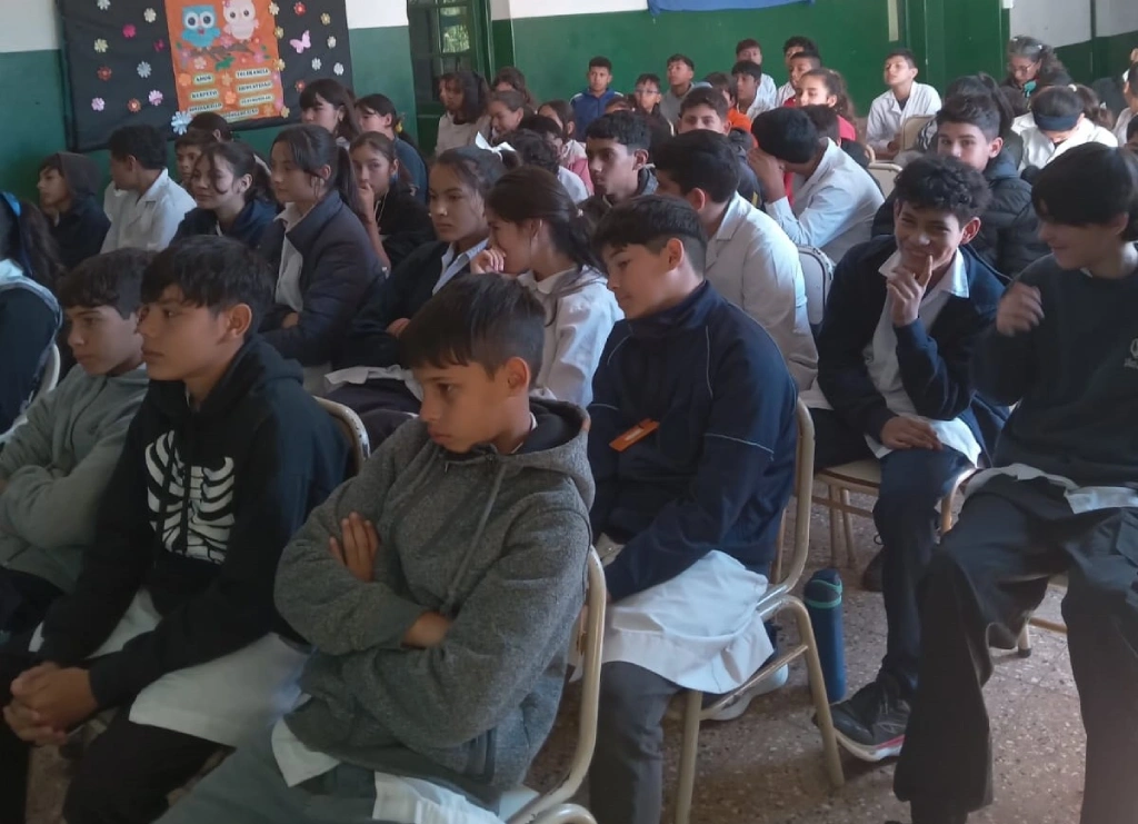 Alumnos de Garupá durante la charla sobre el abuso de las pantallas, con Juego Responsable.