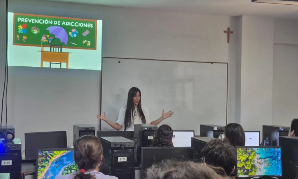 Marisa Seewald, de Juego Responsable, expone frente a los alumnos del Instituto Ruíz de Montoya.