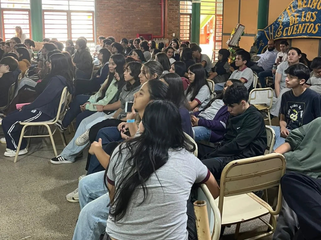 Alumnos de Posadas durante la charla de prevención de adicciones con Juego Responsable.
