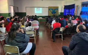 Alumnos de la Escuela 806 charlan sobre abuso de pantallas y apuestas ilegales en menores.