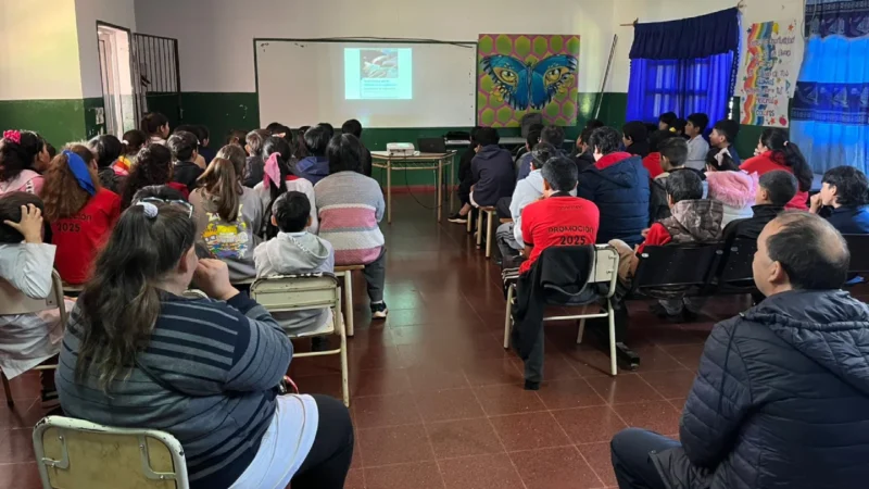 Alumnos de la Escuela 806 charlan sobre abuso de pantallas y apuestas ilegales en menores.