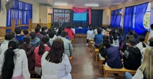 Alumnos de Puerto Rico durante la charla sobre abuso de las pantallas, con Juego Responsable.