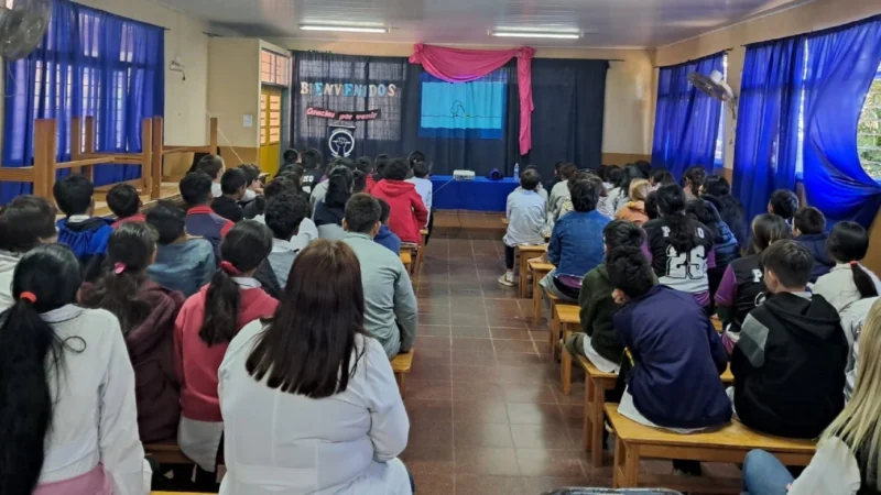 Alumnos de Puerto Rico durante la charla sobre abuso de las pantallas, con Juego Responsable.