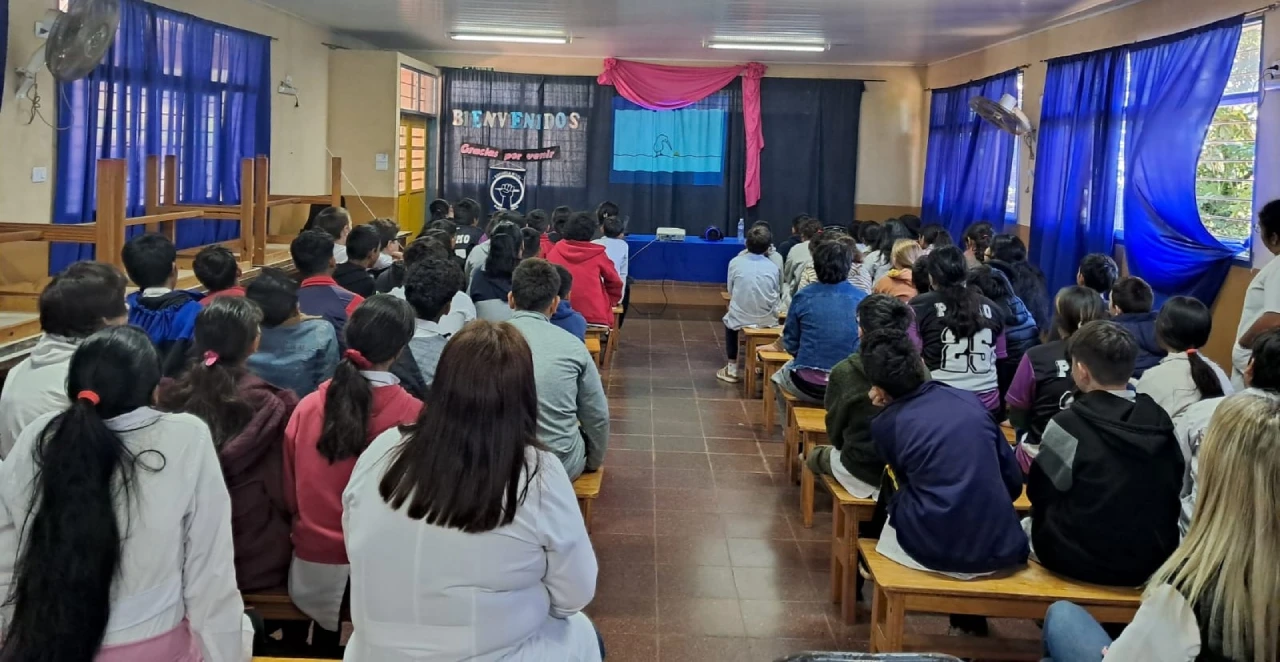Alumnos de Puerto Rico durante la charla sobre abuso de las pantallas, con Juego Responsable.
