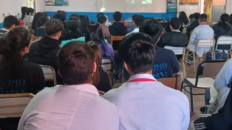 Alumnos de Santo Pipó durante la charla de prevención de adicciones con Juego Responsable.