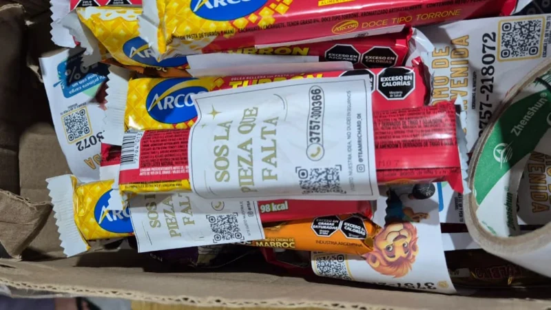 Golosinas con promoción para captar menores al juego ilegal en Iguazú, encontradas en el allanamiento.