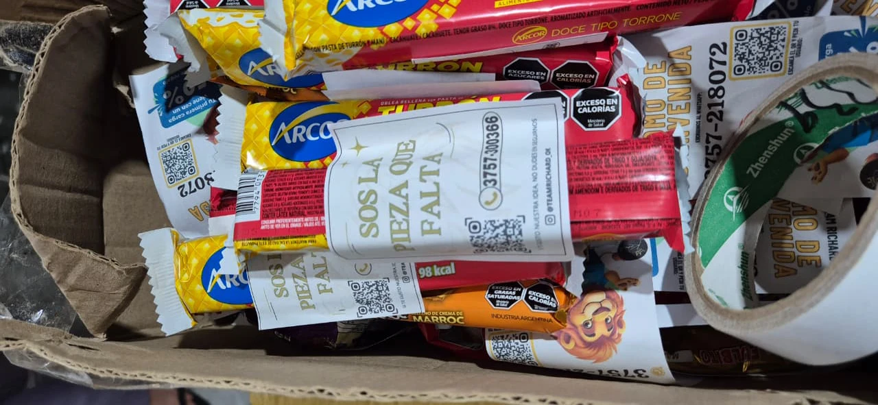 Golosinas con promoción para captar menores al juego ilegal en Iguazú, encontradas en el allanamiento.