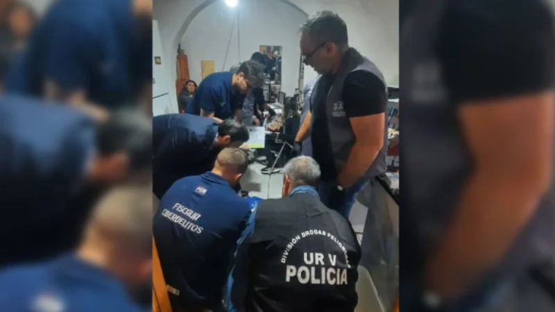 Policía de la provincia en pleno allanamiento, por juego online ilegal, de la vivienda en Iguazú.