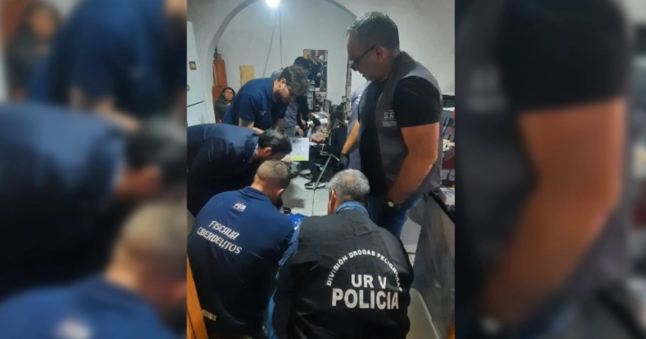 Policía de la provincia en pleno allanamiento, por juego online ilegal, de la vivienda en Iguazú.