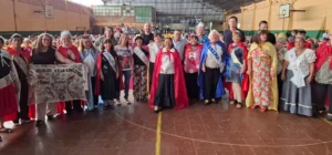 Héctor Decut junto a los abuelos de Oberá durante el Mateando.
