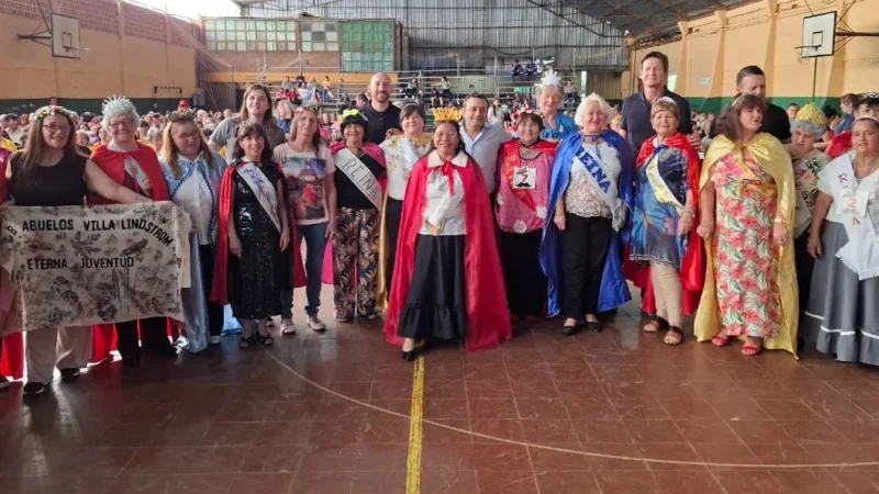Héctor Decut junto a los abuelos de Oberá durante el Mateando.