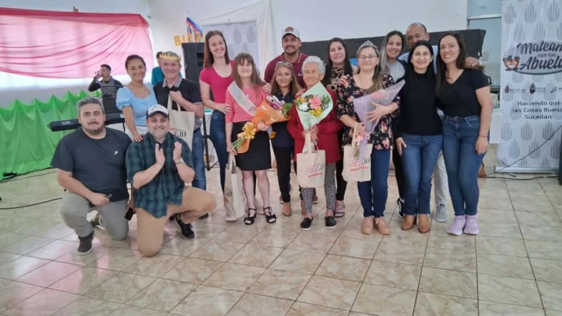 Equipo de Mateando con los abuelos junto a los nuevos Reyes de la Primavera.