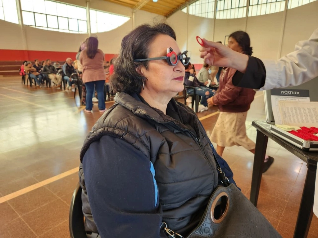 Oftalmóloga prueba distintas graduaciones de lentes a una vecina durante el operativo.