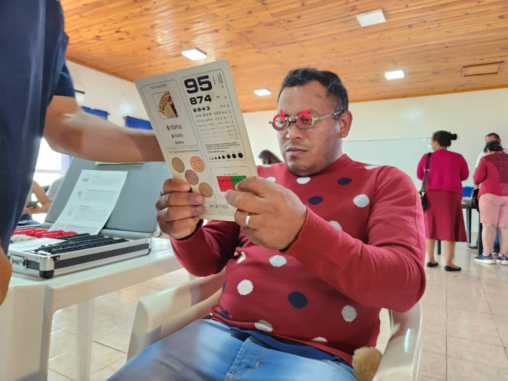 Vecino de Andresito lee un texto de prueba con lentes graduados.