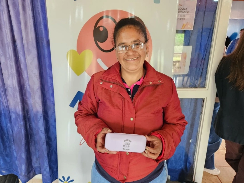 Vecina de Andresito luce sonriente sus nuevos lentes de Mirar Mejor.